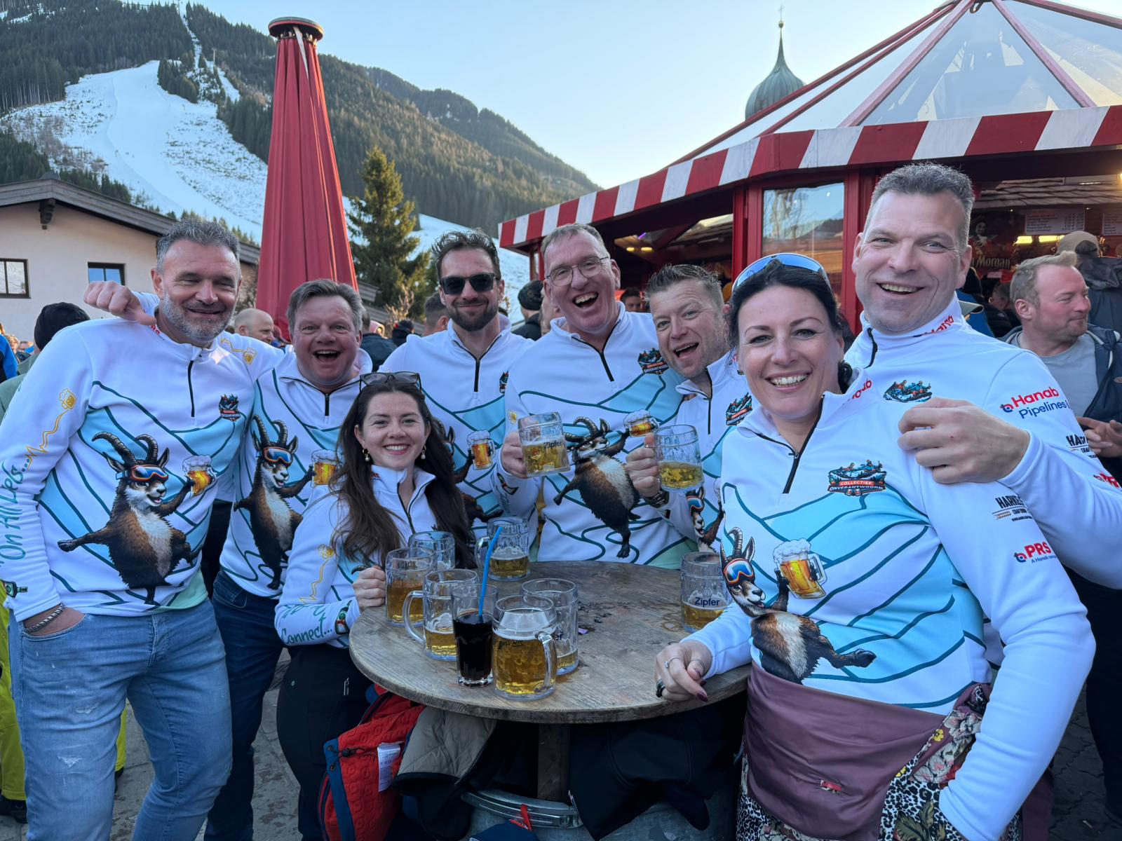 Vriendengroep in zelf ontworpen skipullies op de piste