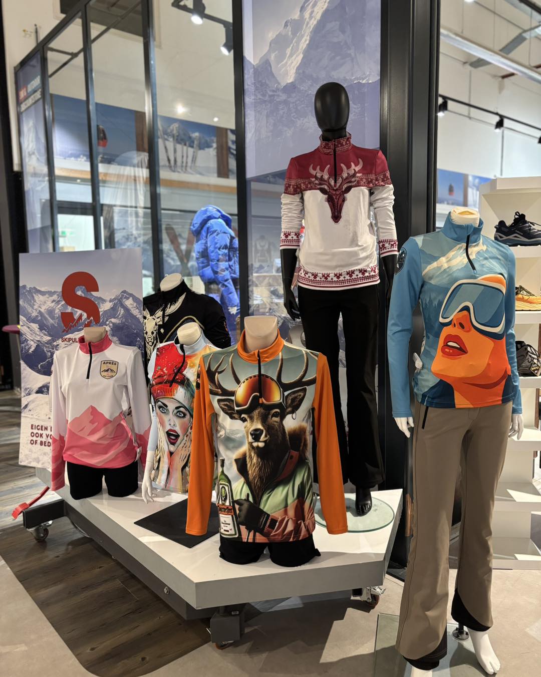Foto etalage bij Ski en Outdoor Discountstore