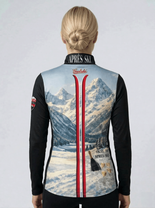 Achteraanzicht Gutski dames skipully met berglandschap, rode ski's streep en champagne print in de sneeuw