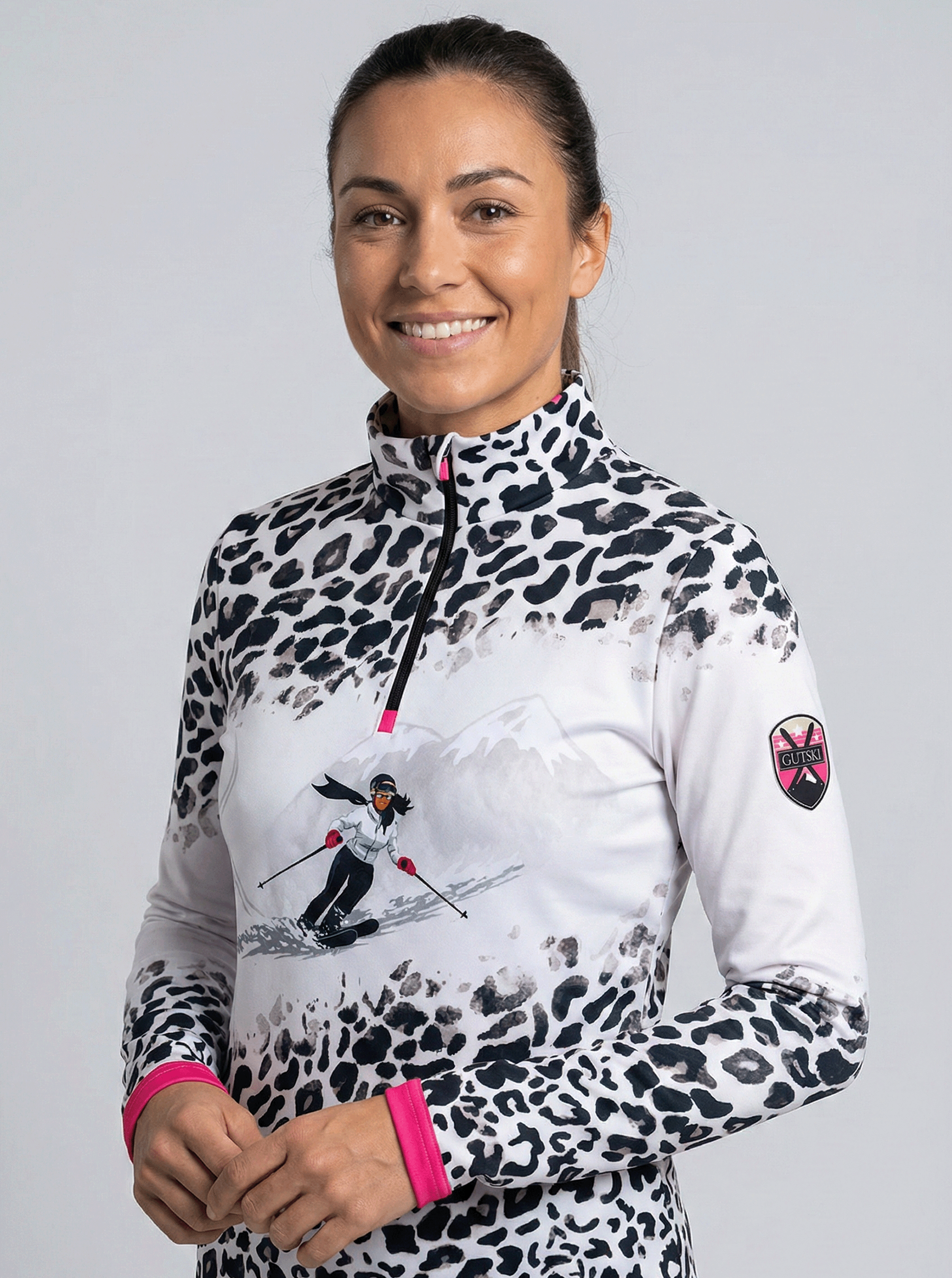 Close-up Gutski logo op mouw en rits van panterprint skipully.