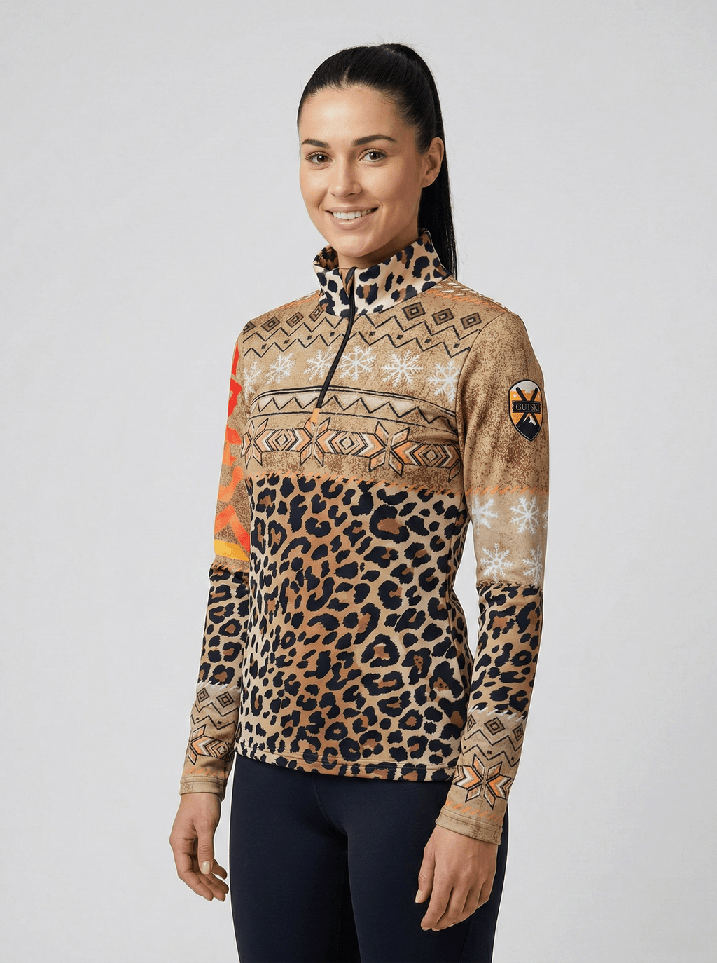 Zijaanzicht Gutski wintersport thermoshirt dames panterprint met merk badge op de mouw