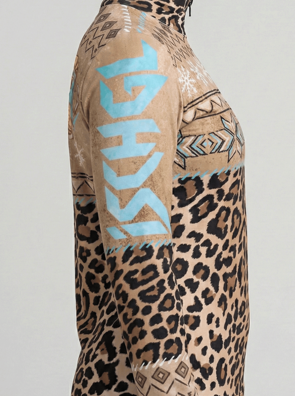 Dames skipully met Ischgl tekst op de mouw en luipaardmotief.