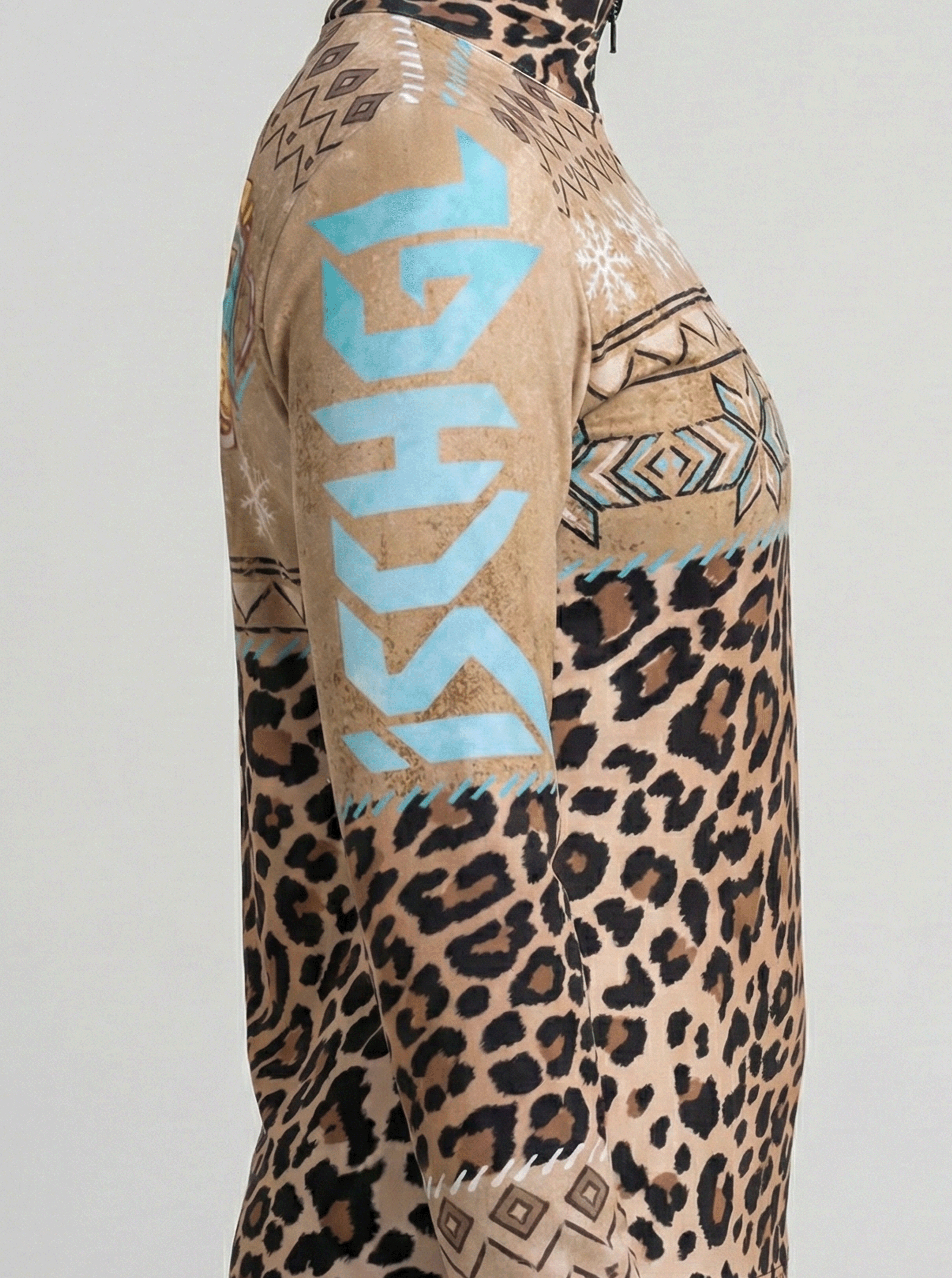 Dames skipully met Ischgl tekst op de mouw en luipaardmotief.