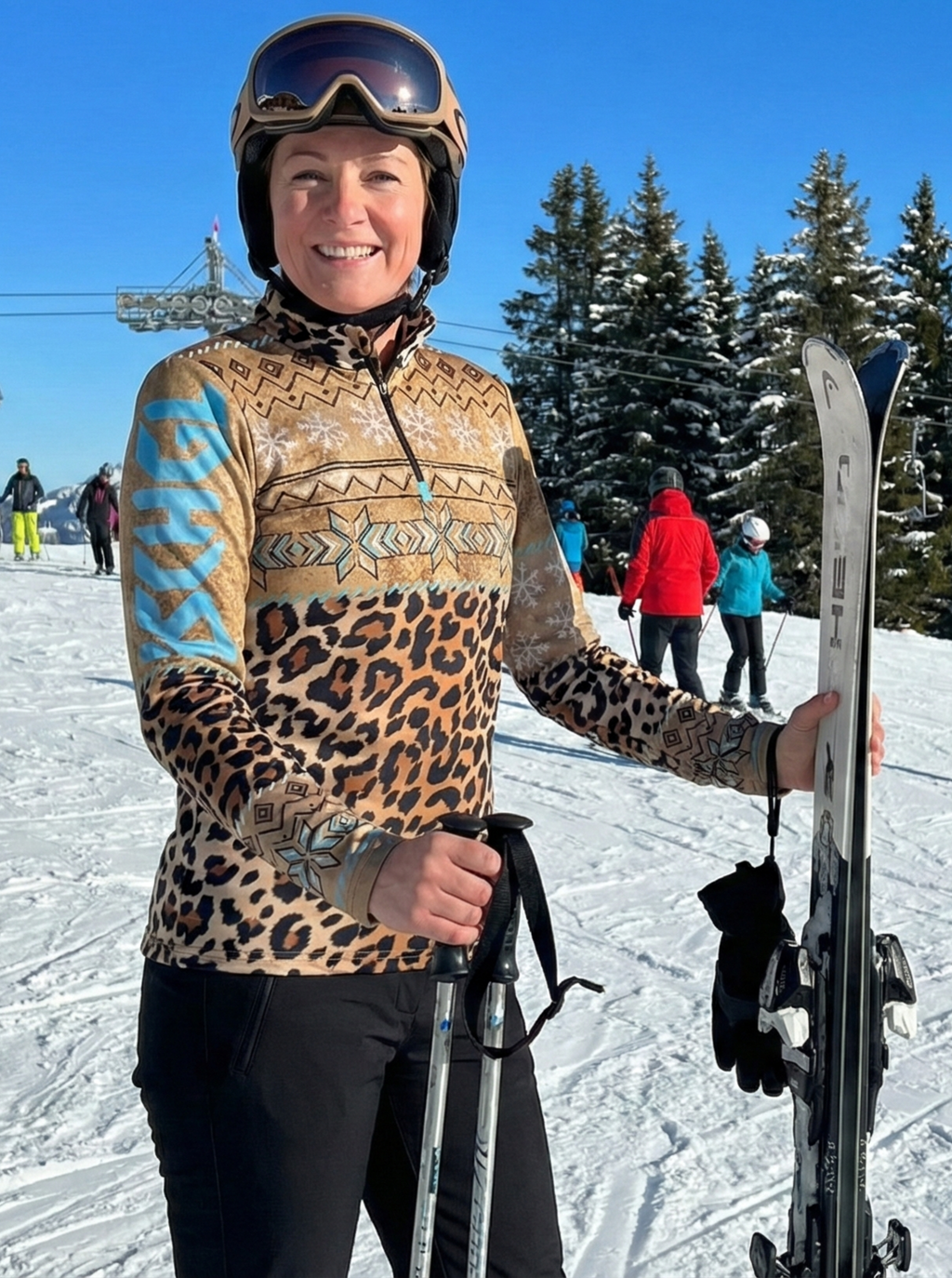 Vrouwelijk model draagt Gutski panterprint skipully met ritskraag.