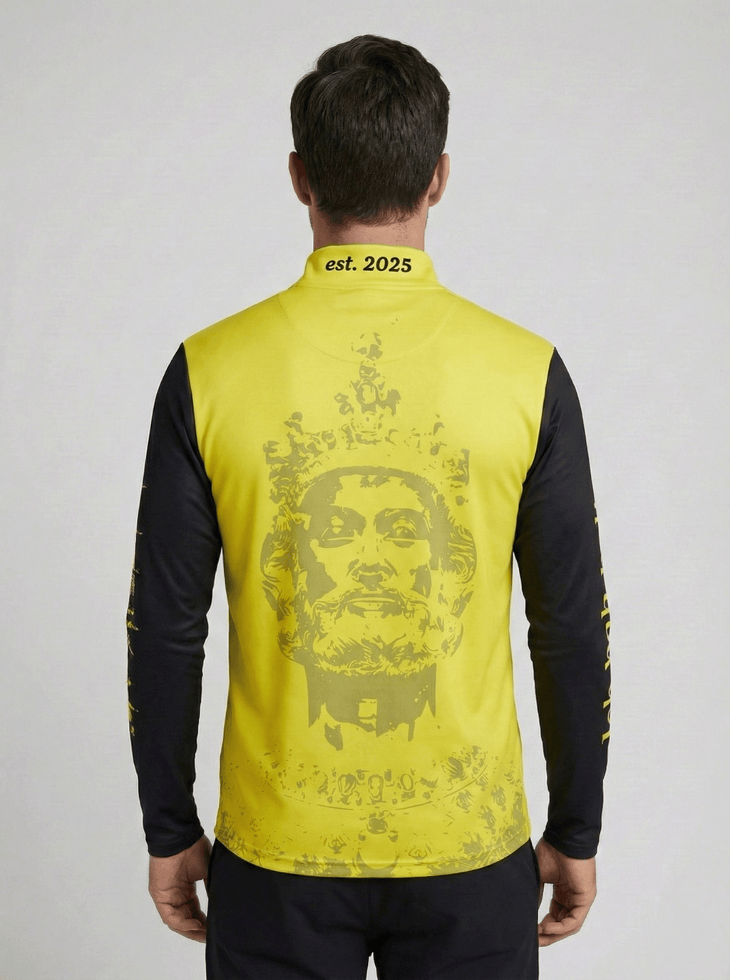 Achteraanzicht van de skipully ocher jungs met geel en zwart