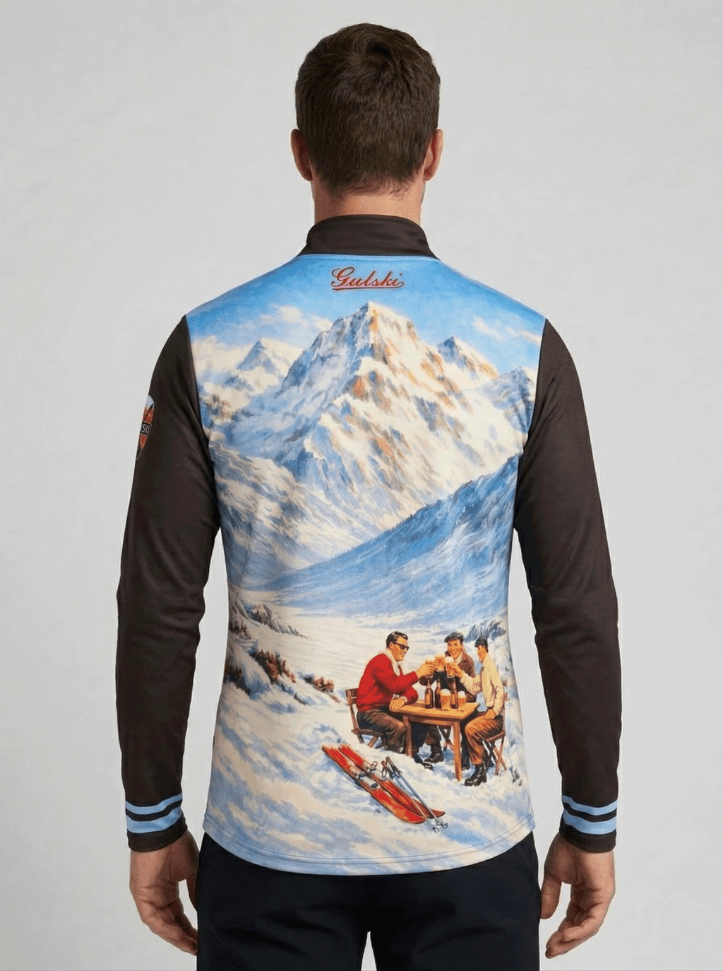 Gutski vintage skipully heren achteraanzicht met doorlopende berg- en bier-proost-print en Gutski-logo