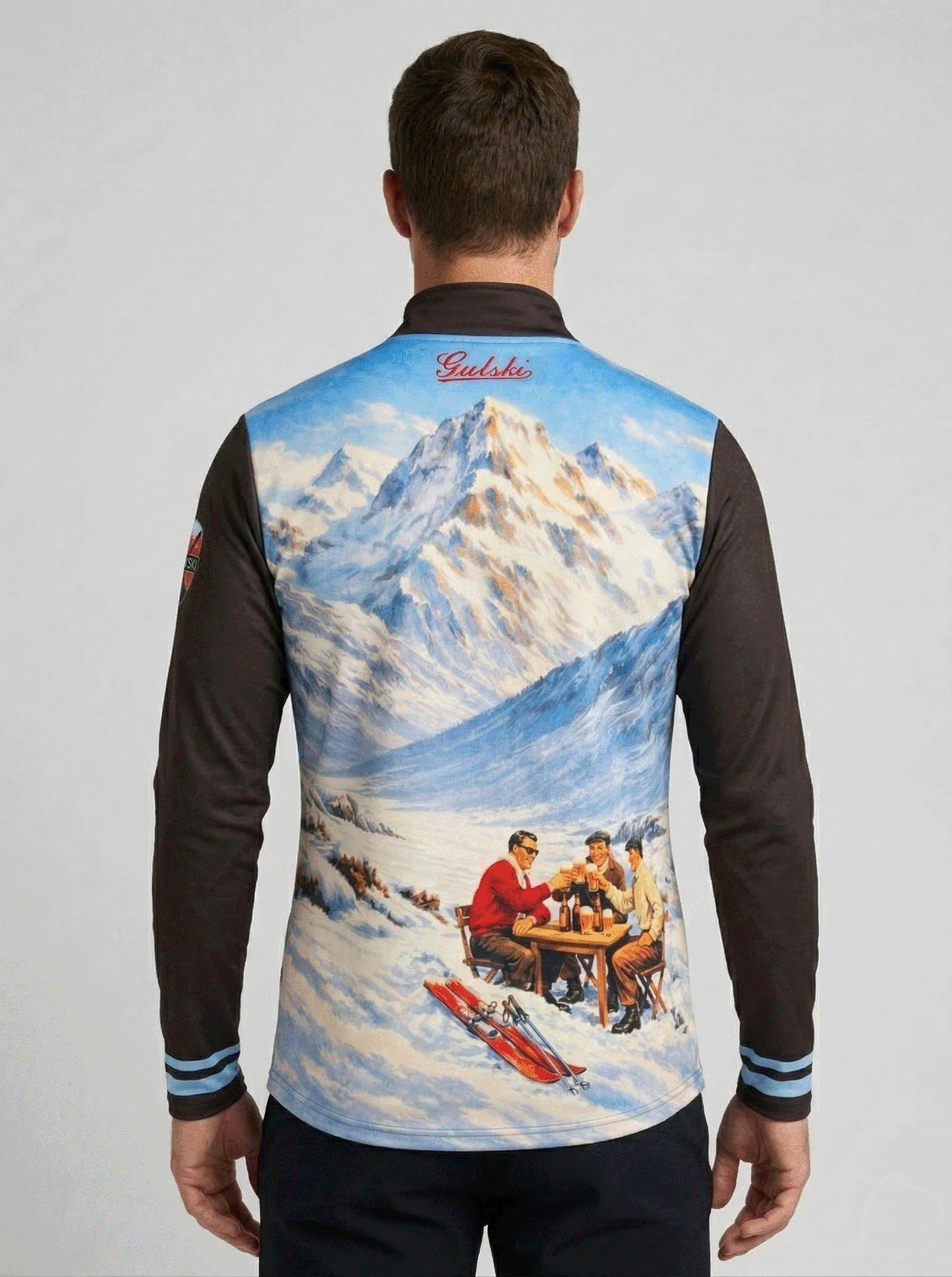 Gutski vintage skipully heren achteraanzicht met doorlopende berg- en bier-proost-print en Gutski-logo